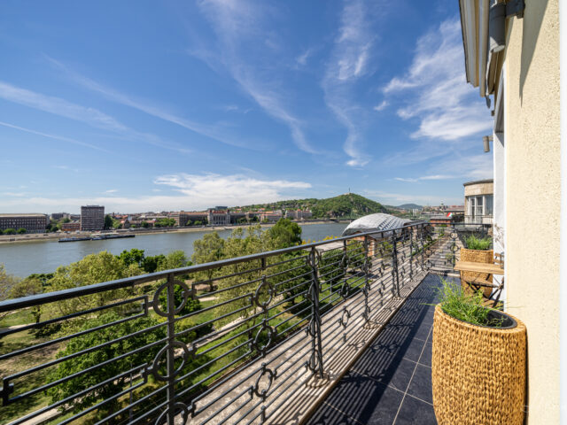 Luxury 130 m2 riverview Penthouse with big balcony