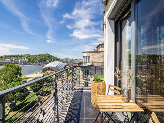 Luxury 130 m2 riverview Penthouse with big balcony