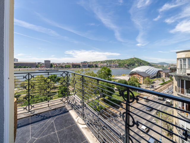 Luxury 130 m2 riverview Penthouse with big balcony