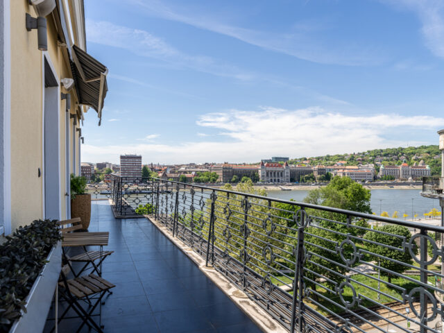 Luxury 130 m2 riverview Penthouse with big balcony