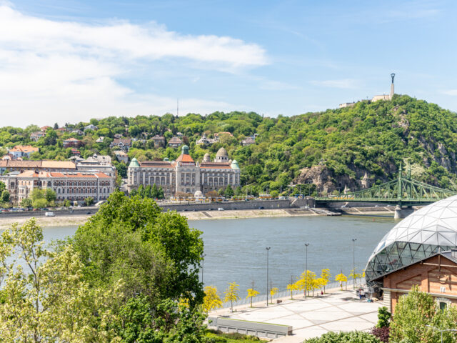 Luxury 130 m2 riverview Penthouse with big balcony
