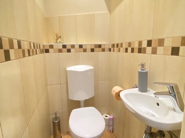 ORANGEHOMES One Bedroom Comfy Apartment