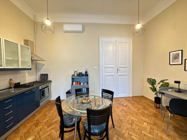 ORANGEHOMES Peaceful apartment next to Central Market Hall