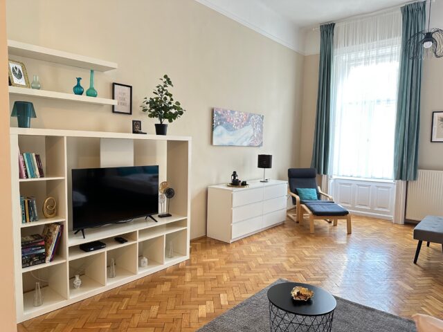 ORANGEHOMES Peaceful apartment next to Central Market Hall