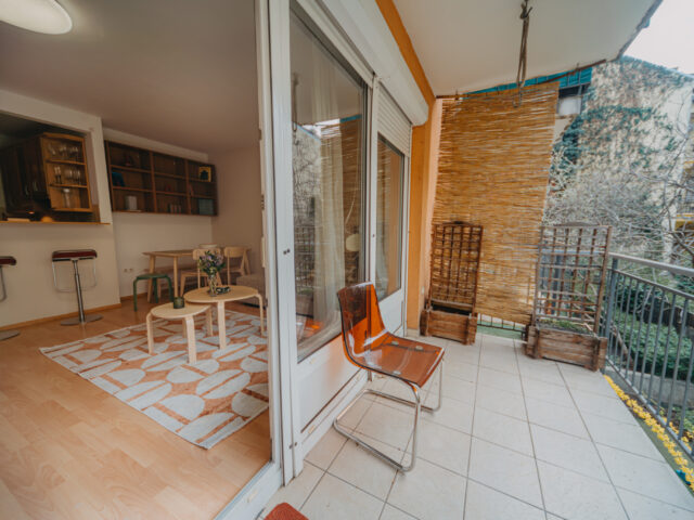 OrangeHomes One bedroom art apartment