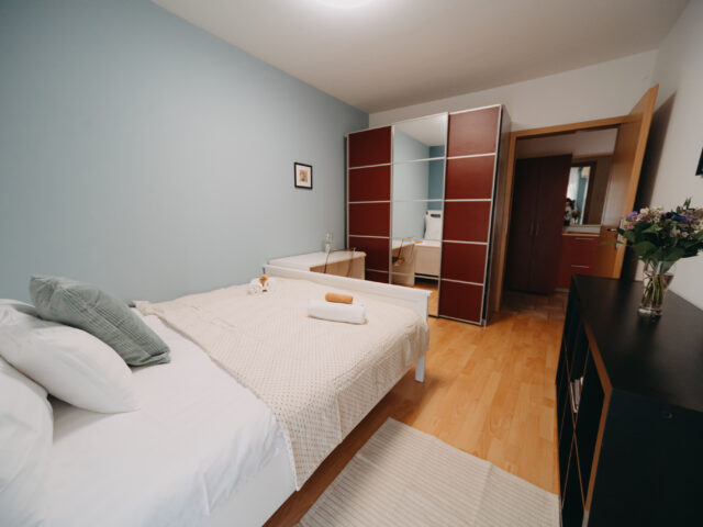 OrangeHomes One bedroom art apartment