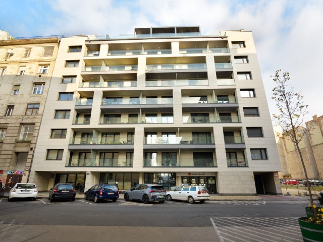 OrangeHomes Sunny Apartment with large terrace